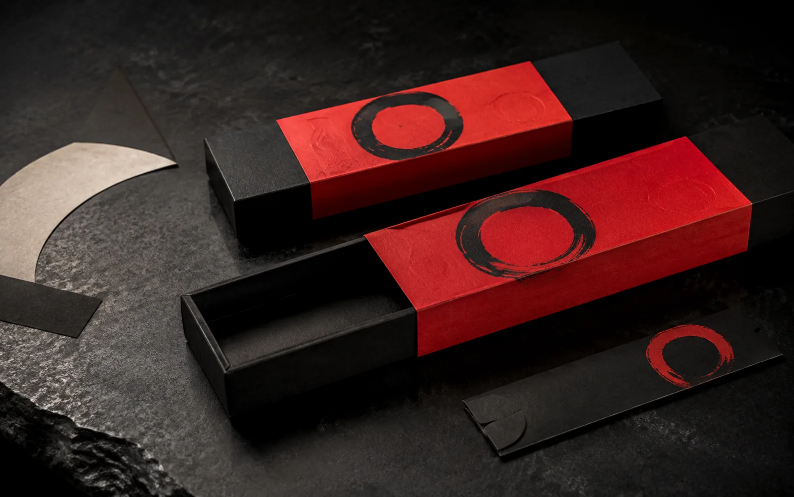 Projeto conceito de embalagens vermelhas e pretas para sushi